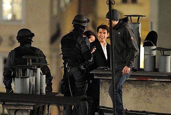 Der 47-jährige Schauspieler versuchte einen "Cobra"-Mann im Kampfanzug loszuwerden und setzte sich wie in "Mission Impossible" gekonnt in Szene.