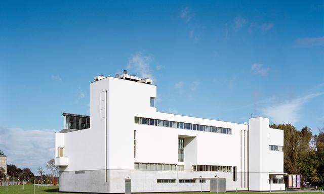 Seit acht Jahren geschlossen: Dabei ist das alte Essl Museum von Heinz Tesar mit 3200 qm Ausstellungsfläche das größte Kunstmuseum Niederösterreichs. Die Landesgalerie NÖ in Krems hat nur 3000. 