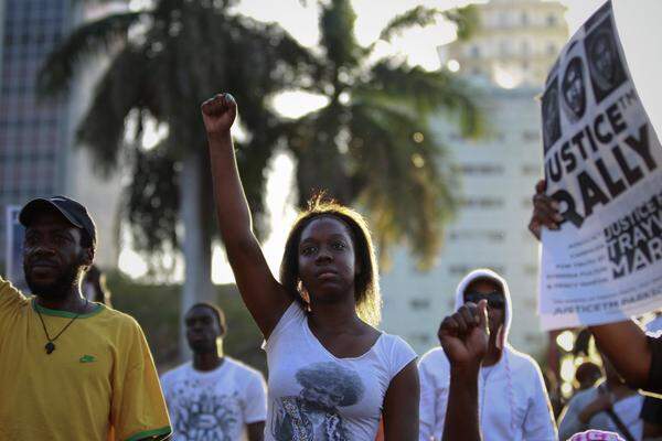 Tausende Demonstranten haben am Wochenende in Florida an einer Solidaritätskundgebung für die Familie des afroamerikanischen Jugendlichen Trayvon Martin teilgenommen.