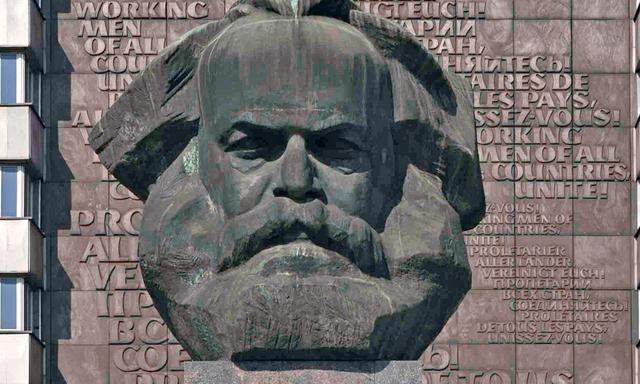 Grimmig.  40 Tonnen schwer und sieben Meter hoch schaut Karl Marx auf Chemnitz.