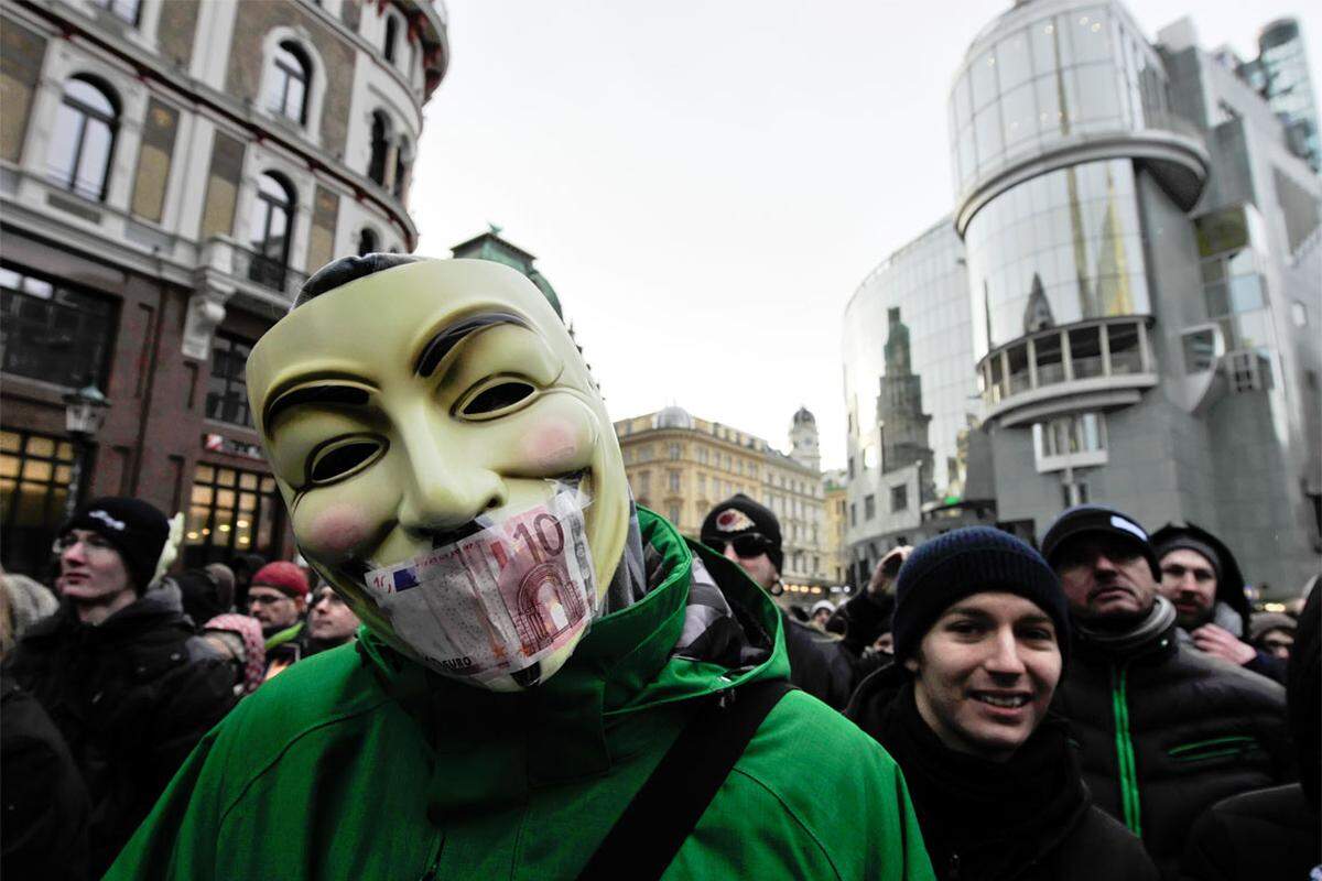 Die "Occupy"-Bewegung hat am Sonntag zum zweiten internationalen Aktionstag aufgerufen. In Wien fanden sich laut Polizei rund 300 Menschen trotz klirrender Kälte und eisigem Wind am Stephansplatz ein. Weitere Versammlungen fanden in Graz und Linz statt. Das Motto der Kundgebungen war "Echte Demokratie jetzt".