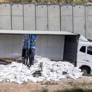Ein beschädigter Sattelschlepper mit humanitären Hilfsgütern, der am 13. Mai 2024 auf der israelischen Seite der umstrittenen Trennmauer zum Westjordanland in den Gazastreifen mutwillig zerstört worden war.