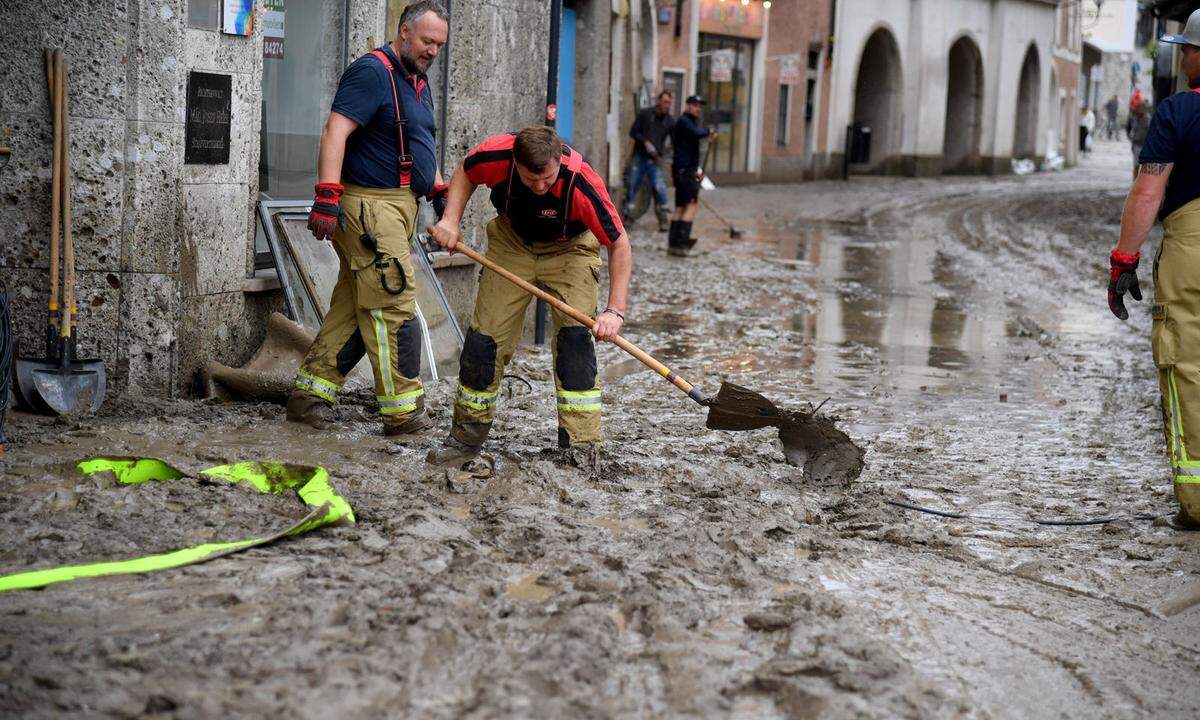 Auch am Sonntagvormittag hielt der Regen im Tennengau an. Einsatzleiter Tschematschar hoffte, wie alle Halleiner, auf ein Ende des Niederschlags, aber beruhigte zumindest etwas: "Wenn es zu keinen weiteren Verklausungen kommt, sollte der Kothbach nicht erneut über die Ufer treten." 