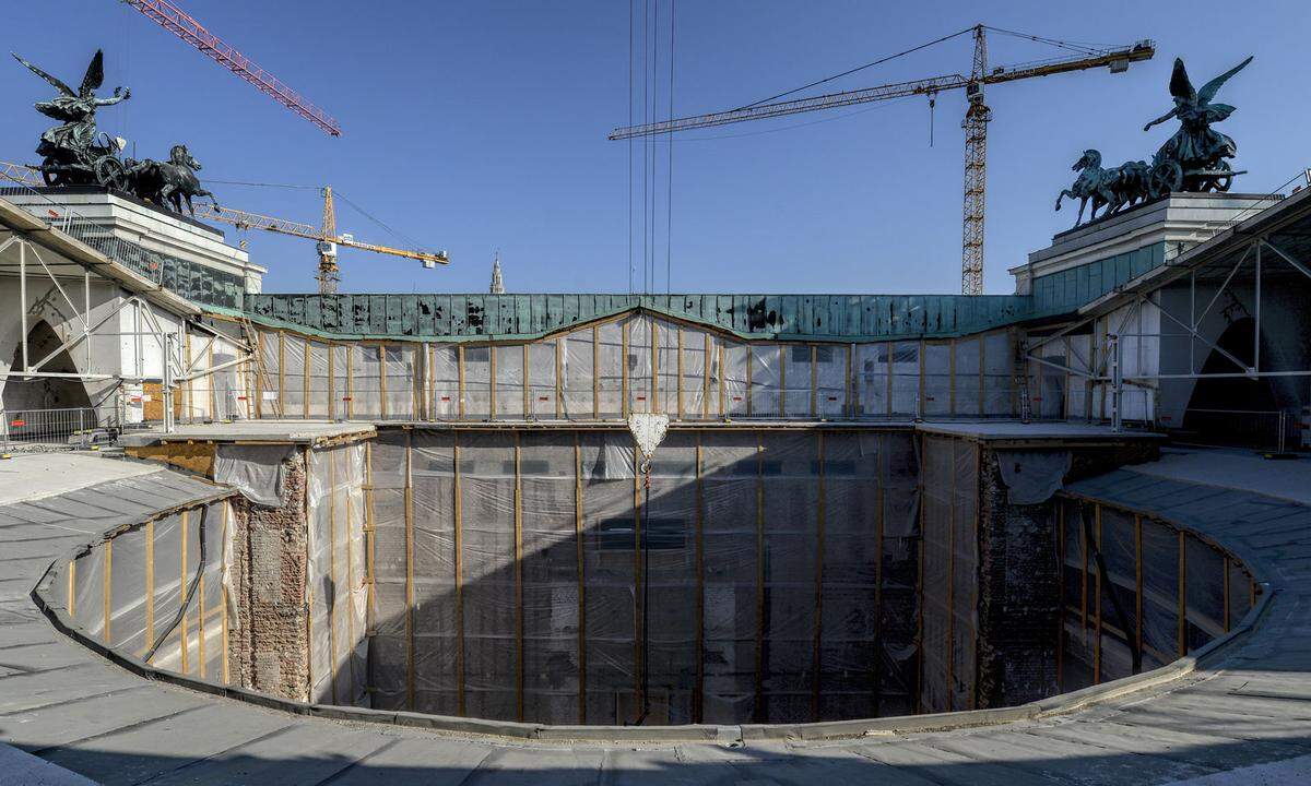 Über dem Saal wird ein neues gewölbtes Glasdach mit einem Besucherrundgang darunter gebaut. Das Wesen des Sitzungssaales soll bei der Sanierung erhalten werden.