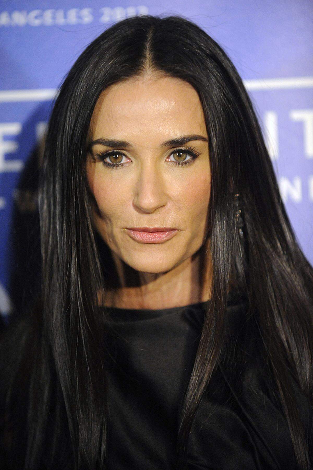 Demi Guynes Kutcher, der breiten Öffentlichkeit besser bekannt als Demi Moore, feierte am 11. November 2012 ihren 50. Geburtstag. Einst wurde die in New Mexico geborene Schauspielerin gefeiert und millionenschwer bezahlt, in der jüngeren Vergangenheit füllte sie eher die Seiten der Klatschmagazine.