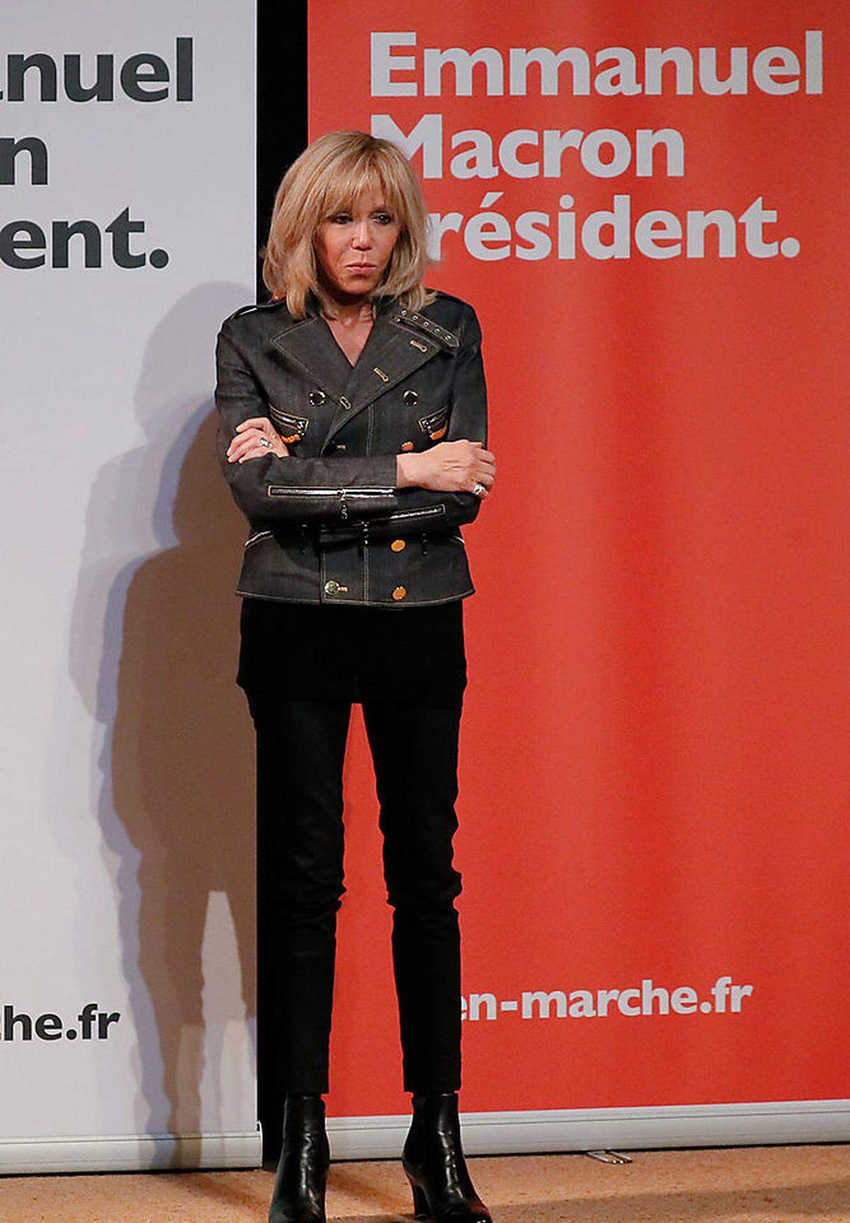 Macron präferiert einen beinahe rockigen Stil: Lederjacken, Skinny Jeans und vor allem Lederboots gehören zu den regelmäßigen Outfit-Bestandteilen für die neue Première dame.