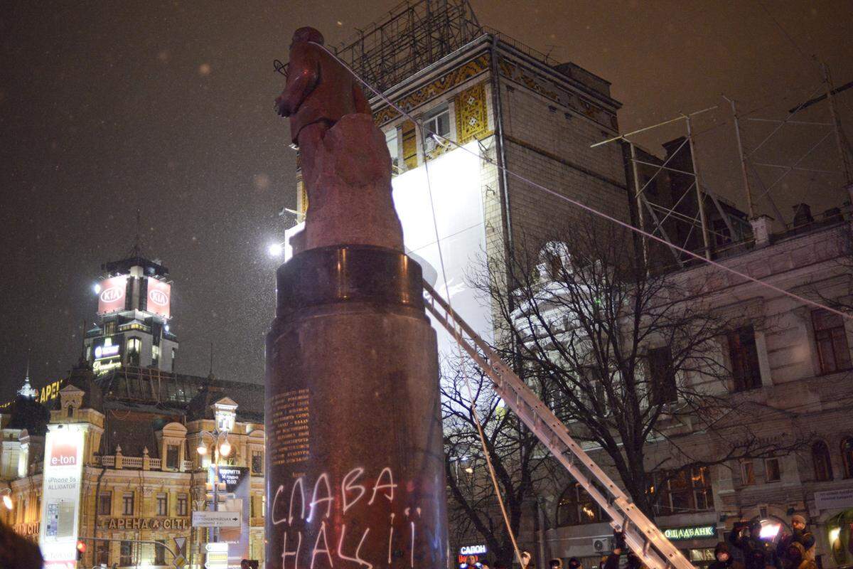 Die Lenin-Statue stand etwa einen Kilometer vom Unabhängigkeitsplatz, dem Zentrum der Protestbewegung, entfernt.