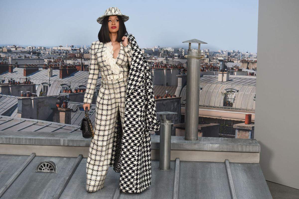 Bei der Fashion Week Paris im September konnte Rapperin Cardi B. überzeugen. Vor allem der Look von Designer Richard Quinn fiel ins Auge, die Suchanfragen zur Marke steigen um 17 Prozent. Bei Chanel trug sie ein Outfit im Wert von 30.000 Dollar.