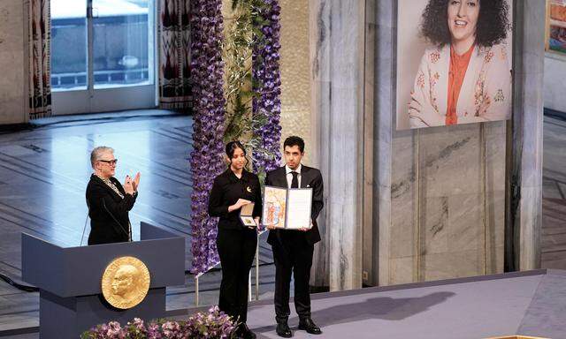 Ali und Kiana Rahmani, die Kinder der Nobelpreisträgerin Narges Mohammadi, nahmen am Sonntag in Oslo die Auszeichnung entgegen.