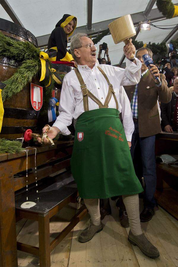 "Ozapft is"! Mit zwei Schlägen hat Bürgermeister Christian Ude am Samstag m Schottenhamel-Festzelt auf der Theresienwiese das erste Bierfass angezapft und damit das Münchner Oktoberfest eröffnet.