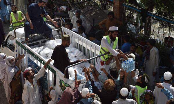 Infos und Spendenmöglichkeit: www.caritas.at/flut-pakistan Spendenkonto: Kennwort: Katastrophenhilfe IBAN: AT23 2011 1000 0123 4560Erste Bank BIC: GIBAATWWXXX 