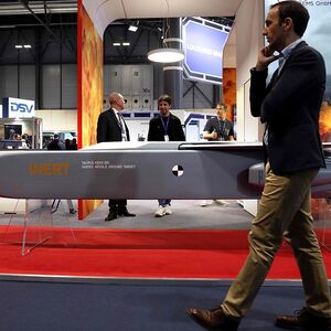 Ein Bild von der Internationalen Messe für Verteidigung und Sicherheit in Madrid von einem Lenkflugkörper des schwedisch-deutschen Unternehmens Taurus mit der Bezeichnung KEPD 350.