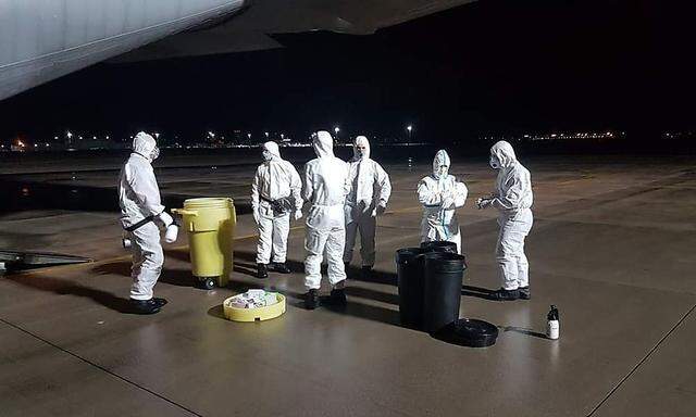 Soldaten bei der Desinfektion der C-130 Maschine, die die sieben Österreicher von Frankreich nach Wien gebracht
