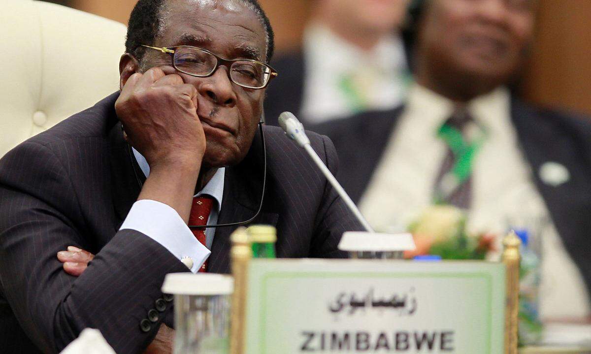 Mugabe war bis zum 21. November 2017 Präsident von Simbabwe und trat schließlich "freiwillig" zurück, kurz vor seiner Entmachtung durch das Parlament. Mugabe herrschte seit 1987 und ist 93 Jahre alt.