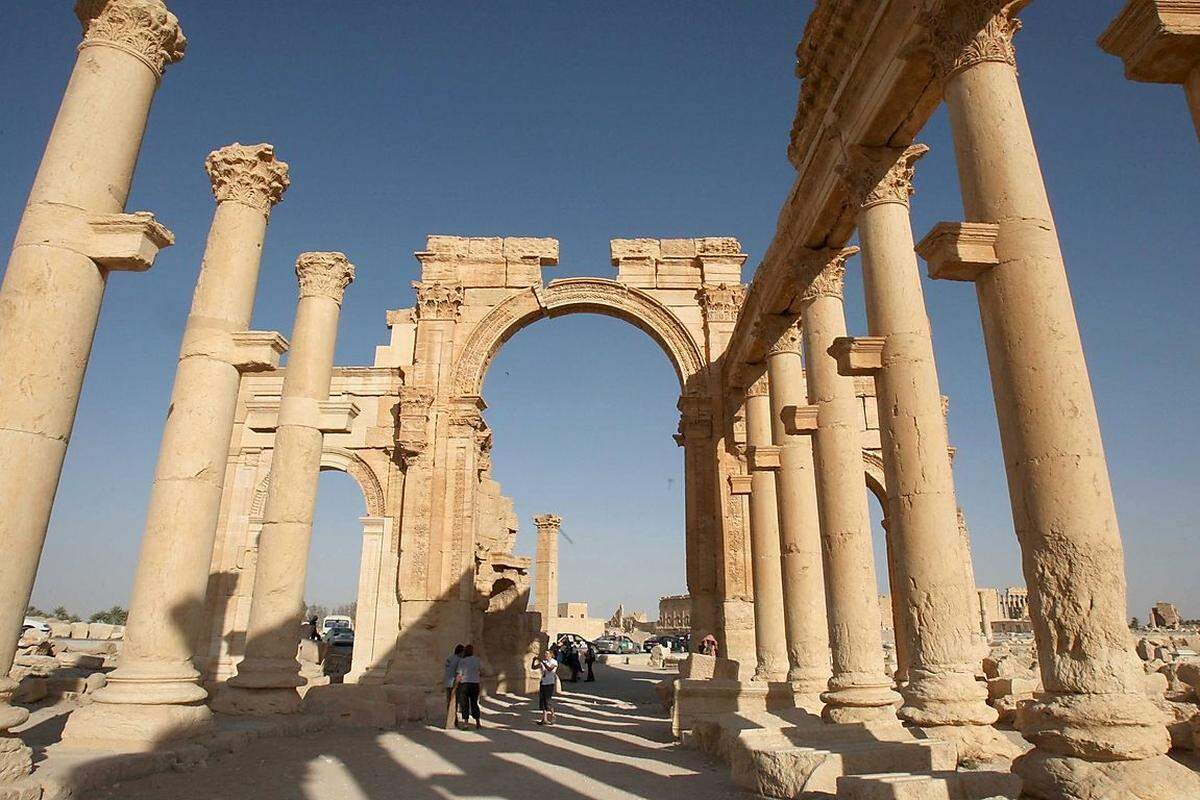 Die letzte Herrscherin von Palmyra war Zenobia (ungefähr 240 - 274 n. Chr.), die sich selbstbewusst mit Rom anlegte, was ihr letztlich den Tod und Palmyra die Zerstörung einbrachte. Eine Frau als Herrscherin: Für den "Islamischen Staat" ein weiteres Motiv, die Erinnerung daran auszulöschen.