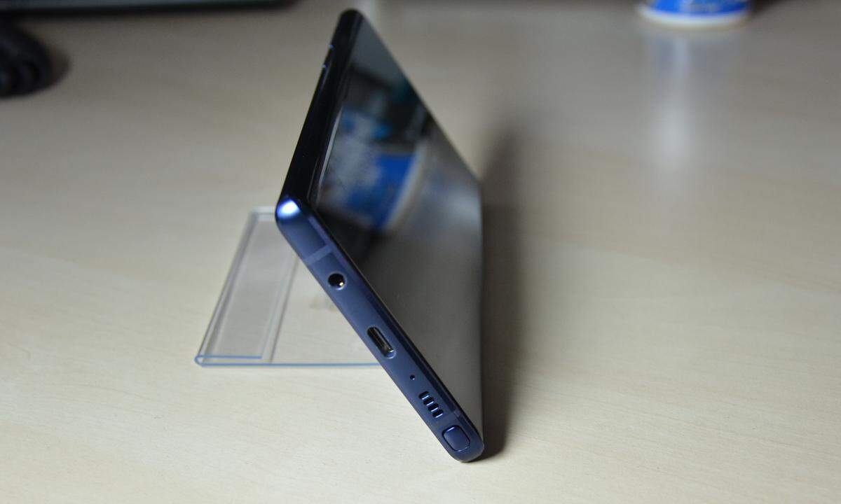 Das 6,4 Zoll große Gerät ist wasserdicht (IP68-Zertifizierung). Trotzdem hält Samsung am Klinkenstecker-Anschluss fest. Dieser befindet sich neben dem USB-C-Anschluss. Ebenfalls gegen den Trend arbeitet Samsung beim Notch. Dieser schwarze Fleck, der sich nach dem iPhone X in der Android-Welt ausgebreitet hat, ist nicht vorhanden. Ebenfalls vorhanden ist ein microSD-Slot, der auch als zweiter SIM-Kartensteckplatz genutzt werden kann. Bis zu 512 GB verdaut der microSD-Slot.
