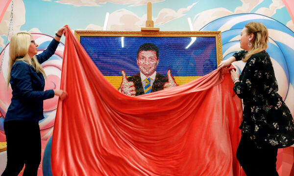 Ein Porträt aus Süßigkeiten. In einem Museum in St. Petersburg wird ein Abbild Wolodymyr Selenskijs, des Favoriten bei der ukrainischen Präsidentenwahl, enthüllt.