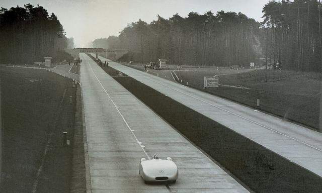 Wettrennen auf der Autobahn: Rudolf Caracciola im über 400 km/h schnellen Mercedes-Benz- Stromlinienwagen gegen eine Heinkel, 1936.