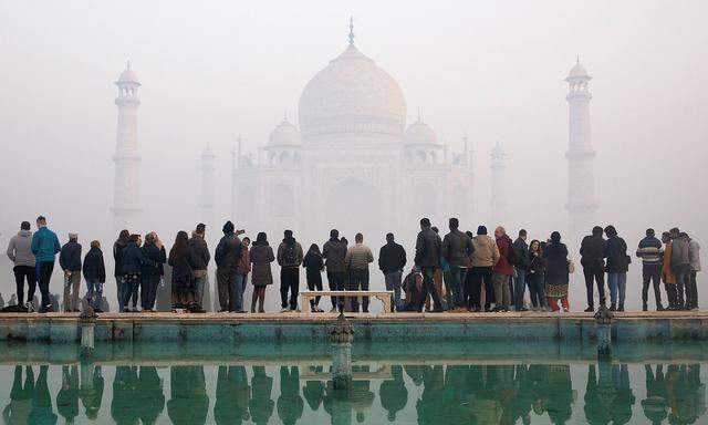 Archivbild von morgendlichem Smog beim Taj Mahal in Indien.