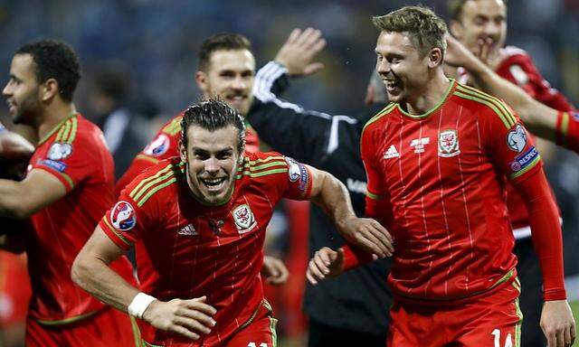 Wales' Gareth Bale and teammates celebrate after they qualified for Euro 2016 following their qualifying soccer match against Bosnia in Zenica 