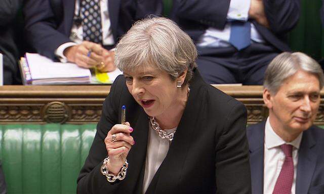 Großbritanniens konservative Premierministerin May fand im Parlament Zustimmung für die Vorverlegung der Wahlen. 