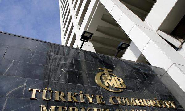 Die türkische Notenbank hat angesichts der hohen Inflation den Leitzins erneut deutlich angehoben.