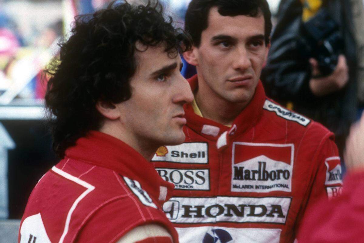 Vielleicht das rücksichtsloseste aller Duelle. Der emotionale Brasilianer gegen den kühlen Franzosen. "Ayrton will mich nicht schlagen, er will mich demütigen, aber das ist seine Schwäche", analysierte Prost Ende 1988, als sich beide längst als Feindbilder erkannt hatten und Senna WM-Champion wurde.Zum Bruch kam es spätestens im April 1989, als der Franzose in Imola ein teaminternes Abkommen von Senna verletzt sah: Wer beim Start die Führung übernahm, dem gehörte auch die erste Kurve.