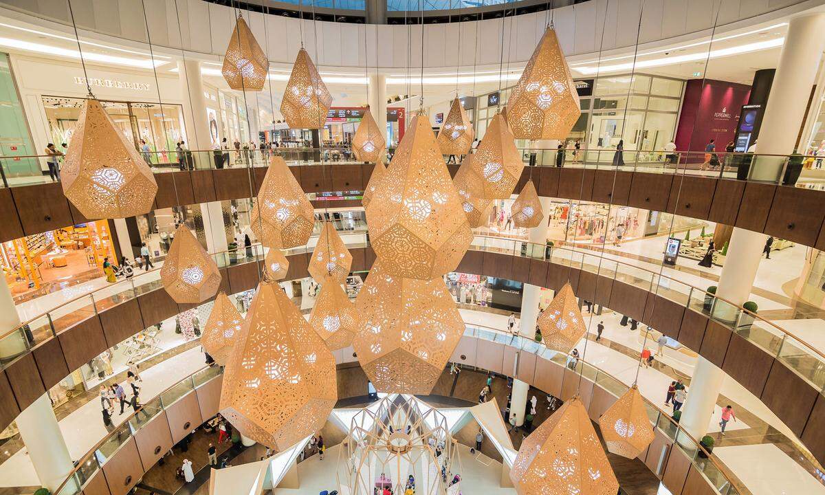Auch in der Dubai Mall glänzt es von der Decke. 