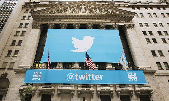 A sign displays the Twitter logo on the front of the New York Stock Exchange ahead of the company´s IPO in New York