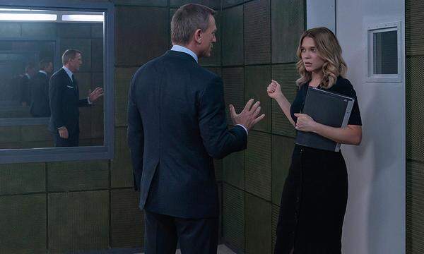 James Bond (Daniel Craig) in discussion with Dr. Madeleine Swann (L�a Seydoux) in NO TIME TO DIE (2019), a DANJAQ and Me