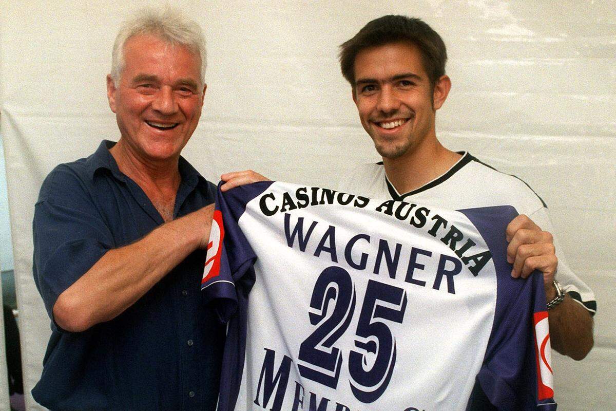 Stronach fand auch Zeit, von 1999 bis 2005 als Präsident der Fußball-Bundesliga zu amtieren. Von 2001 bis 2008 unterstützte er zudem den FK Austria Wien, danach war er bis 2011 Präsident des SC Wiener Neustadt.