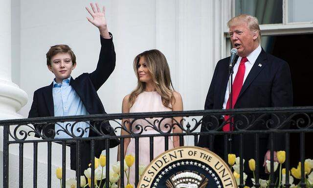 Archivbild: Zu Ostern winkte Barron Trump mit seinen Eltern Melania und Donald schon vom Balkon des Weißen Hauses, bald wird er hier einziehen.