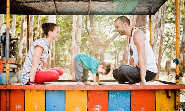 Reisen mit dem Kleinkind: Julia und Knut Rakus mit ihrem Sohn Sebastian in Indien.