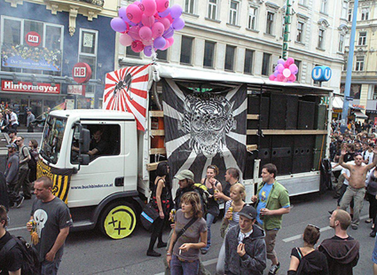 Die "Freeparade" fand bereits zum vierten Mal in Wien statt. Trotz Party-Anmutung handelt es sich dabei um eine politische Protestveranstaltung.