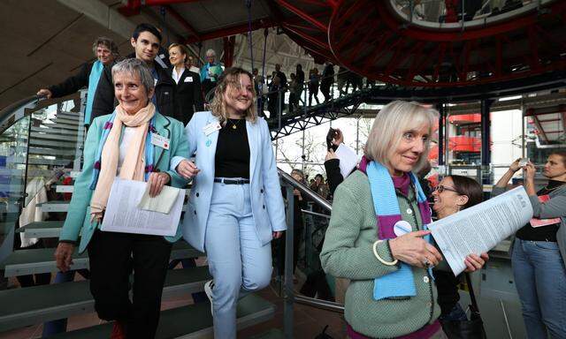 Die Schweizer Klimaseniorinnen jubelten über die Verurteilung der Schweiz durch den Straßburger Gerichtshof.