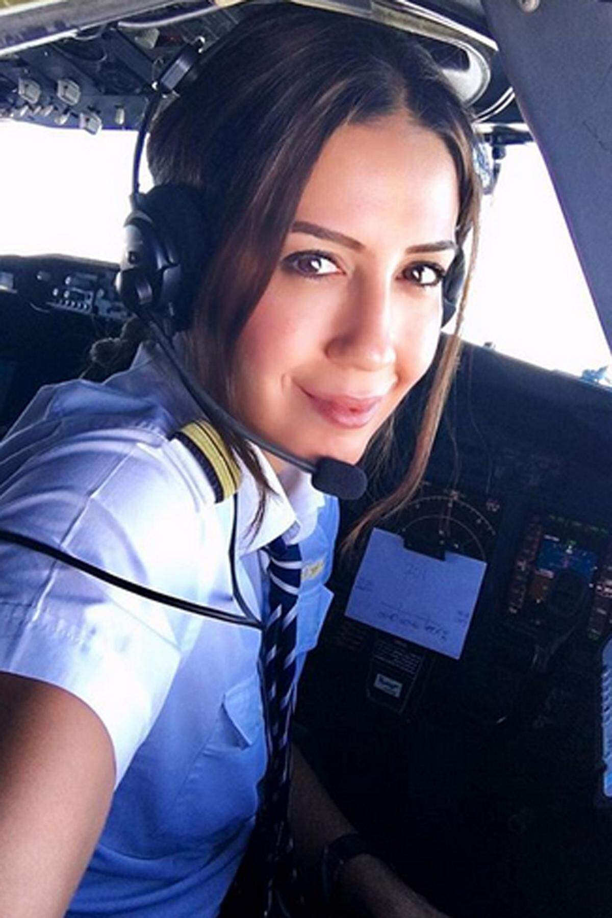 Auf knapp 94.000 Follower kommt die türkische Pilotin Eser Aksan Erdogan, die am Steuer einer Boeing 737 sitzt.
