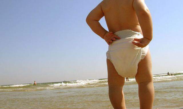 Kind in Wiundelhose am Meer