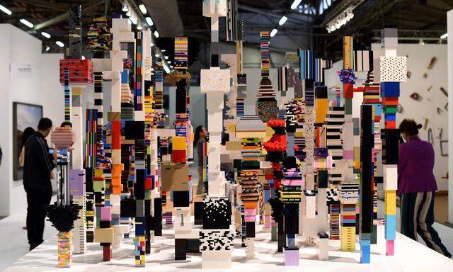 Die Installation „Towers“ von Künstler Douglas Coupland ist aus Legosteinen gebaut.