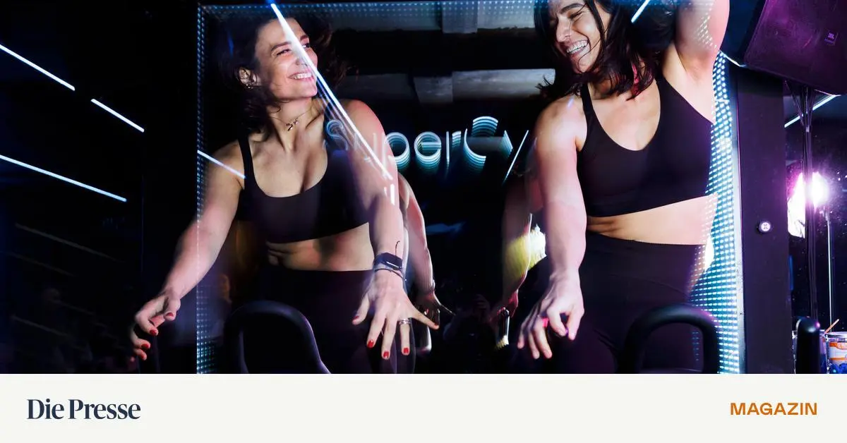 Im-Bann-der-Discokugel-Wie-Supercycle-Indoor-Cycling-zum-Cluberlebnis-macht-premium-