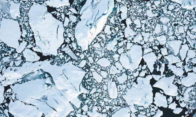 IMAGO Nature: Unsere Erde, Klimawandel, Arktische und Antarktische Eisschmelze  Overhead Aerial Shot of Ice Floes in Beautiful Blue Color shot in Iceland Copyright: xdawal97x Panthermedia28268830