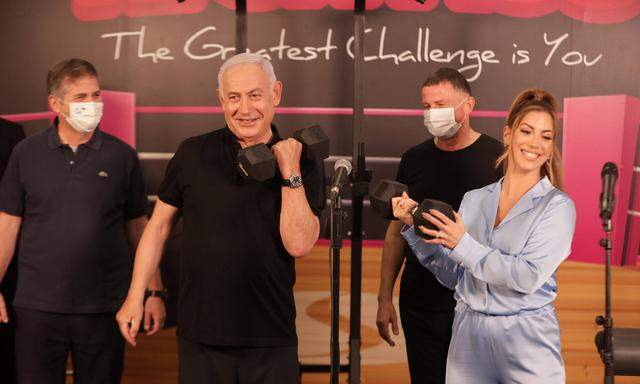 Israels Regierungschef Benjamin Netanjahu feierte den Erfolg der nationalen Impfkampagne öffentlichkeitswirksam bei der Wiedereröffnung eines Fitnesscenters. 