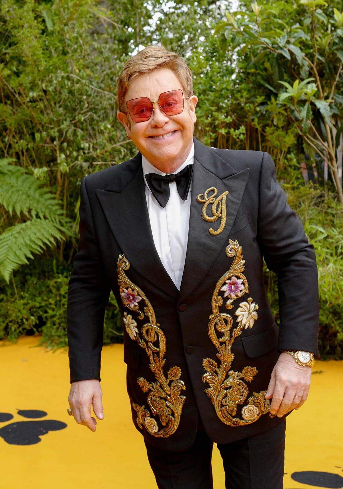 Hemden mit Monogramm waren gestern. Sir Elton John gab sich wie gewohnt Mühe beim Styling.