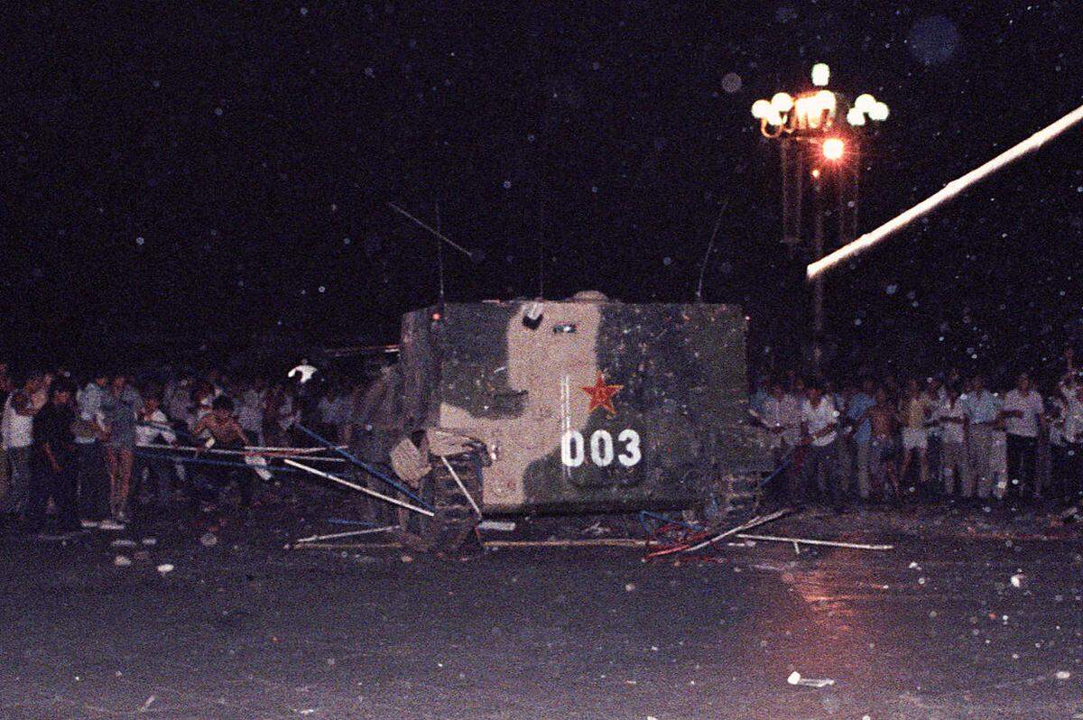 Am Morgen des 4. Juni erreichen die Panzer den Tiananmen-Platz, der nach wie vor von hungerstreikenden Studenten besetzt ist. Nicht so wie in den umliegenden Straßen gibt es am Tiananmen-Platz selbst kein Massaker. Nach Verhandlungen mit der Armeeführung ziehen die verbleibenden Studenten frühmorgens ab.