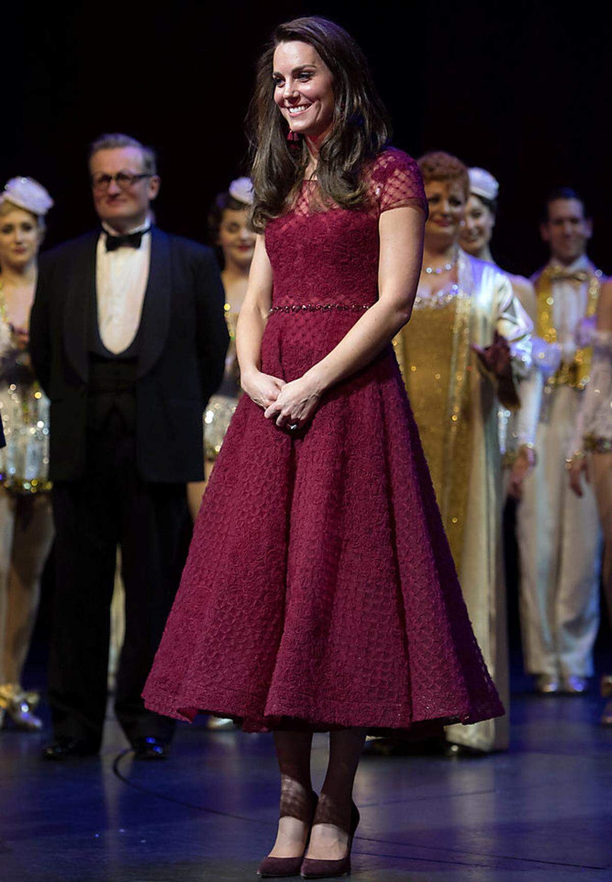 Die Dame in Rot: Von Kopf bis Fuß in einem warmen Dunkelrot gekleidet kam die Herzogin von Cambridge zu einer Musicalpremiere Anfang April in London - und machte sie zu einer persönlichen Labelpremiere. Das Tüllkleid mit dem schwingenden, knöchellangen Rock, Taillengürtel mit Strass und modernen Netz- und Rosenmotiven stammt von Marchesa Notte; Catherine trug das britische Label zum ersten Mal.