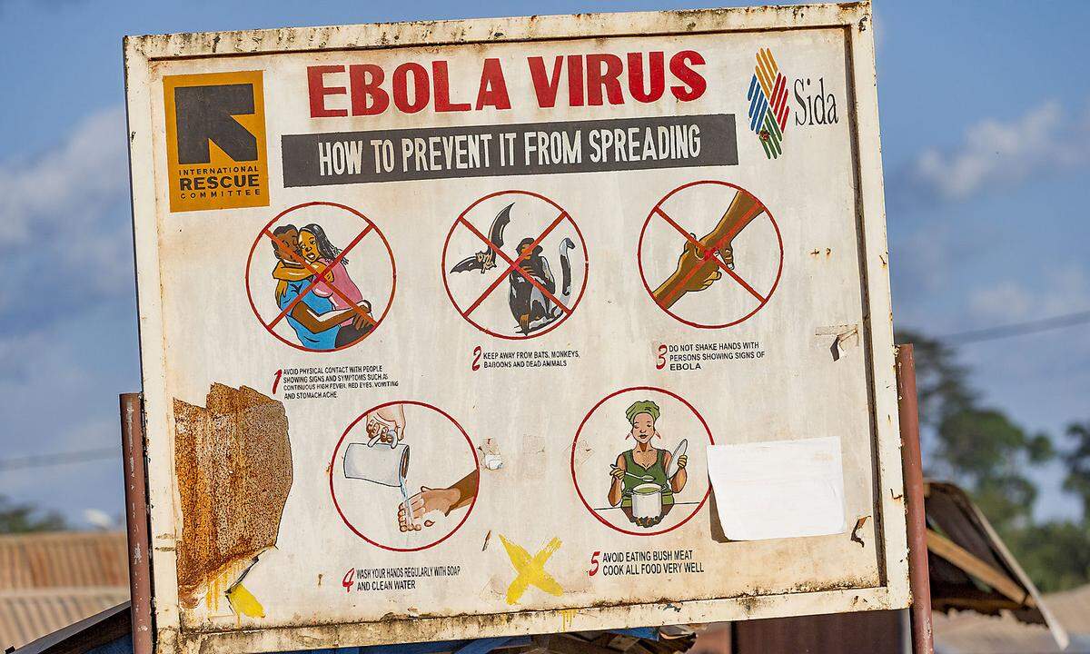 Schilder am Straßenrand erinnern die Menschen in Liberia an vieles: Etwa an gesundheitliche Risiken. Und an Ebola, das vor einigen Jahren viele Opfer gefordert hat.