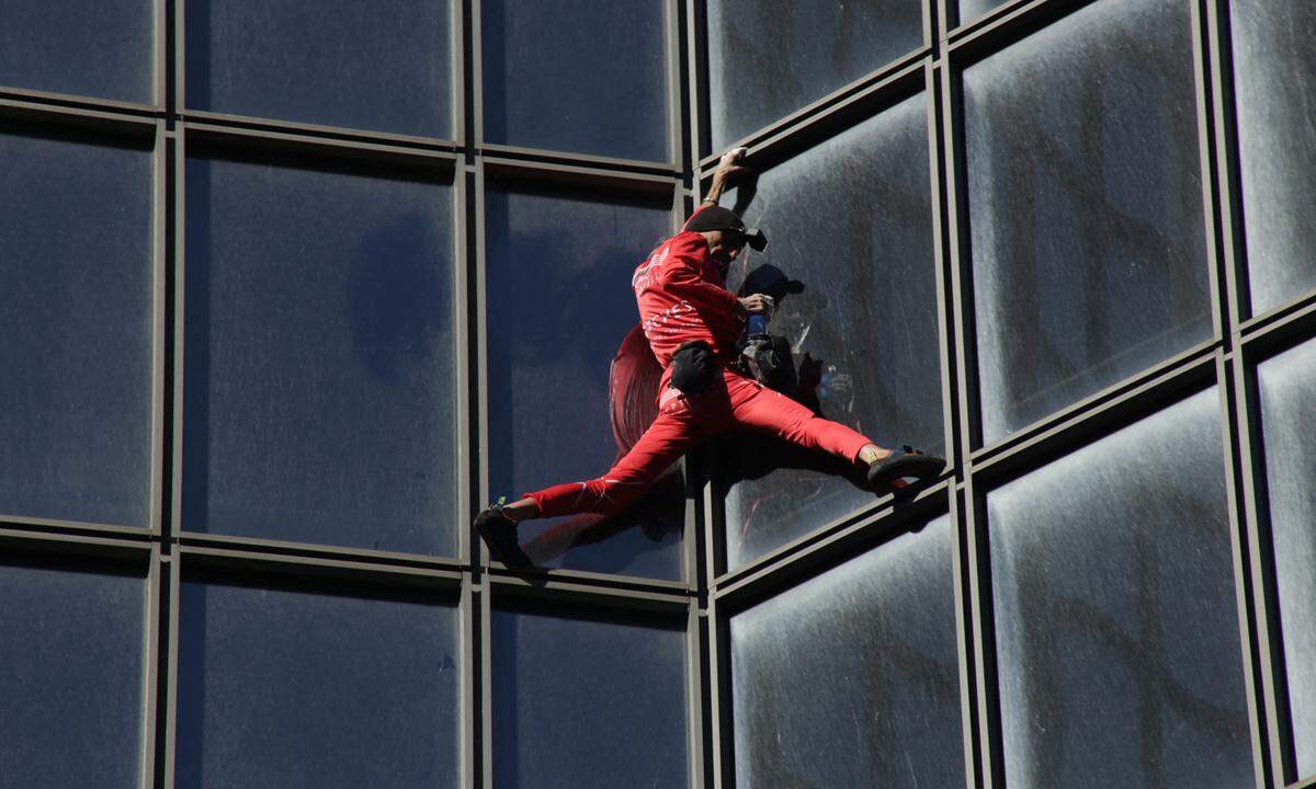 17. September. Der französische "Spiderman", Kletterer Alain Robert, erklimmt den "TotalEnergies"-Wolkenkratzer in La Defense bei Paris, Frankreich.