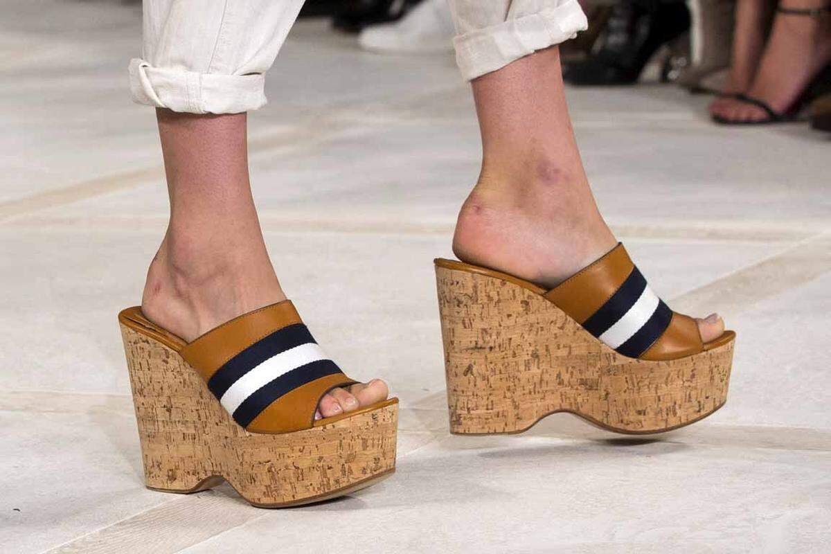 Ralph Lauren. Plateau-Pantoffeln erinnern daran, dass man ausgestellte Hosenbeine - wie sie in den USA wieder getragen werden - mit hohem Schuhwerk kombinieren sollte, um optisch nicht an Größe zu verlieren.