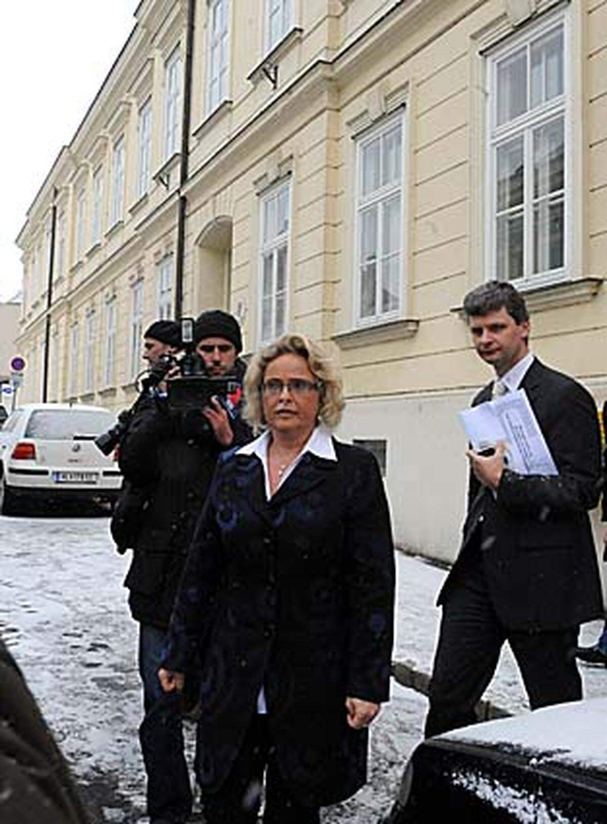 Justizministerin Claudia Bandion-Ortner fuhr nach Hollabrunn und drückte den Hinterbliebenen ihr Beileid aus. Sie versprach eine Kontrolle der Sicherheits-Bestimmungen an Gerichten.