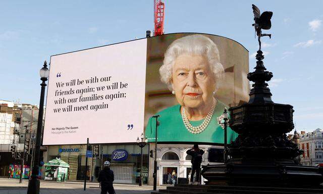 Eine Botschaft der Queen auf einem Bildschirm im Piccadilly Circus, April 2020.