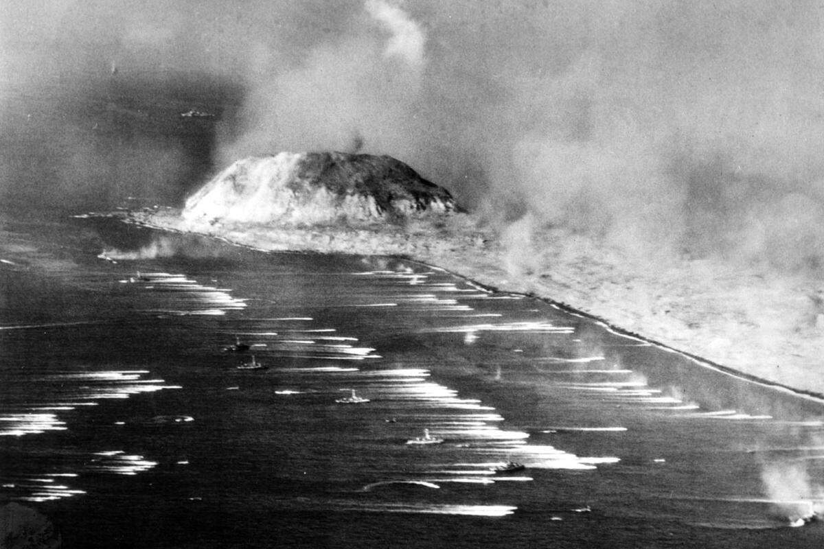 Die Japaner wissen, dass sie die Insel gegen die Amerikaner mit offenen Kämpfen an den Küsten der Insel nicht verteidigen können. Sie verschanzen sich daher in einem Graben- und Tunnelsystem in den Hügeln der Insel.